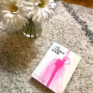 🌾 NWOT The Fashion Book